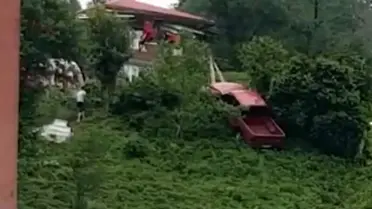 Rize'de el freni boşalan araç çay bahçesine uçtu