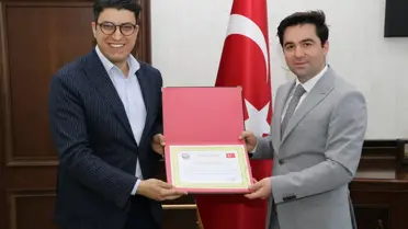 Sivrice Kaymakamı Vural, Bir Gelecek Genel Koordinatörü Alpay'a teşekkür belgesi takdim etti