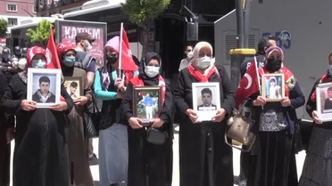 Son dakika haber... Aileler çocuklarına kavuşmak için HDP İl Başkanlığı önünde eylem yaptı