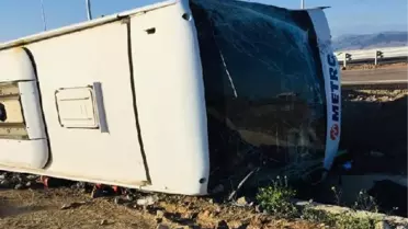 AKSARAY'DA LASTİĞİ PATLAYAN YOLCU OTOBÜSÜ DEVRİLDİ: 3 YARALI