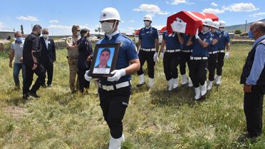 Bursa'da silahının kazara ateş alması sonucu vefat eden polis memuru Kars'ta toprağa verildi