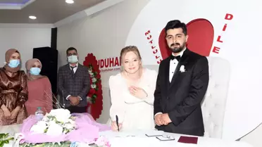 Hemşire çiftin salgın nedeniyle ertelenen düğünü bir yıl sonra yapıldı