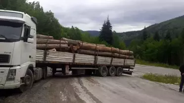 Makaslayan tır yolu trafiğe kapattı