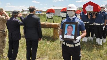Silahının ateş almasıyla başından vurulan polis, Kars'ta toprağa verildi