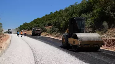 Erdemli'de yapımı tamamlanan köprü ve yolda asfalt çalışması