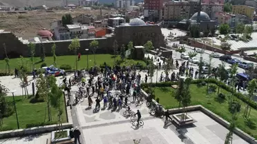 Erzurumlu bisikletçiler 'Dünya Çevre Günü'nde Aziziye Tabyalarına pedal çevirerek temizlik yaptı