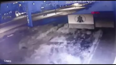 Kaldırımdaki anne- kıza kamyonet çarptı; şans eseri kurtulan kadın yardıma koştu