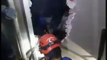Son dakika haberleri... Havalandırma boşluğuna düşerek yaralanan kişi itfaiye ekiplerince kurtarıldı