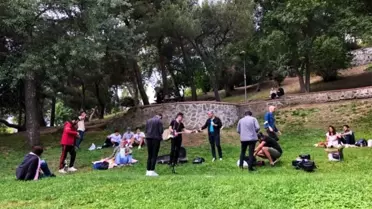 Maçka Parkı'nda korona virüsü hiçe sayarak açık hava konseri verdiler