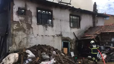 Gediz'de yangın çıkan ahşap ev kullanılamaz hale geldi
