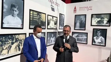 Bakan Kasapoğlu Başkonsoloslarla 'Altın Kalpli Eldiven' Sergisini gezdi