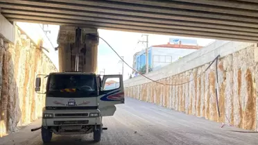 Damperi açık unutulan kamyon köprüye çarptı: 2 yaralı