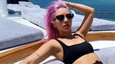 Ece Seçkin, cesur tekne pozuyla göz doldurdu