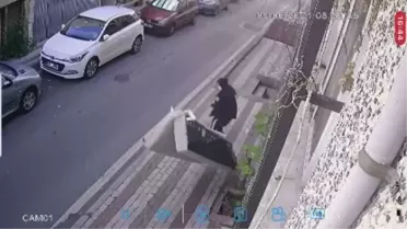 Son anda ölümden döndü! Üçüncü kattan üstüne kanepe düşüyordu