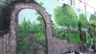 Sardunya festivali öncesinde duvarları renklendirdiler