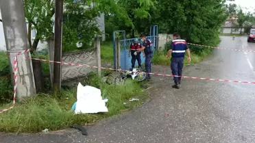 Düzce'de servis minibüsüyle çarpışan motosikletin sürücüsü hayatını kaybetti