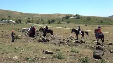 MUŞLU BERİVANLARIN AT SIRTINDA ZORLU YOLCULUĞU