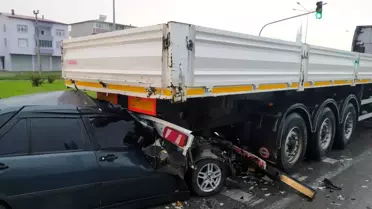 Samsun'da otomobil tırın römorkunun altına girdi: 1 yaralı