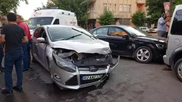 İki otomobil çarpıştı: 3 yaralı