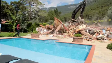 Milyon dolarlık kaçak villa yerle bir edildi