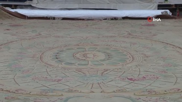 Dolmabahçe Sarayı'nın 1 tonluk halısı restore ediliyor