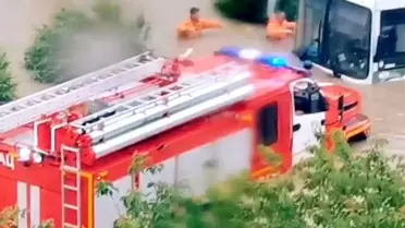 Son Dakika | Kırım Valisi sel basan sokakları botla gezdi, ekipler 'yüzerek' eşlik etti