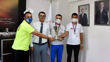 Şampiyon sporcular İl Müdürü Demir'i ziyaret etti