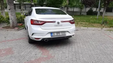 Ayağını camdan çıkararak otomobil kullanan sürücü kamerada
