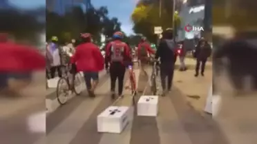 Meksika'da bisikletçilerden karton tabutlu protesto