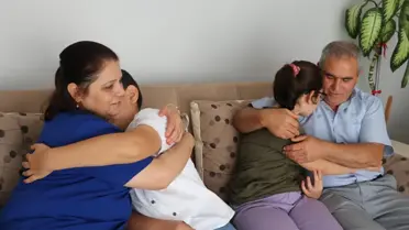 İşini bırakıp koruyucusu olduğu iki kardeşi baba şefkatiyle büyüttü