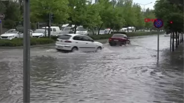 ESKİŞEHİR'DE SAĞANAK, SOKAKLARI GÖLE ÇEVİRDİ