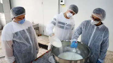 Öğrenciler, çiğ süte katma değer kazandırarak reçel haline getirdi