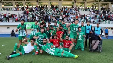Amasyaspor 1968 futbolcuları galibiyeti oynayarak kutladı