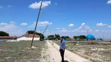 Eğilen elektrik direklerinin tamirini istiyorlar