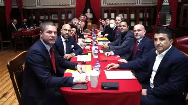 Galatasaray'da yeni yönetim ilk toplantısını Galatasaray Lisesi'nde yaptı
