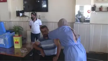 Sağlık çalışanları en ücra köylere giderek korona aşısını vatandaşlarla buluşturuyor