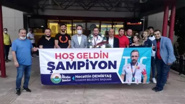 Şampiyon Altuğ Demir'e havalimanında coşkulu karşılama