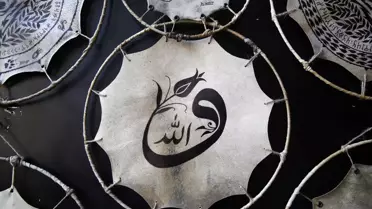 Eski tornacı, keçi derisi üzerine işlediği figürlerle Türk mitolojisini yaşatıyor