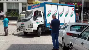 Kamyonet çöken yola saplandı