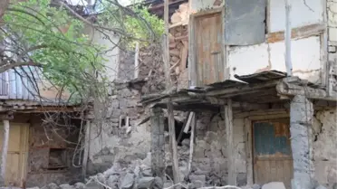 Bingöl'de meydana gelen 5.2 büyüklüğündeki deprem, Elazığ'da bazı evlerde hasara neden oldu -TAMAMI