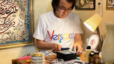 Afganistanlı usta el, hat sanatını değerli taşlara işliyor