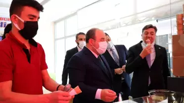 Bakan Varank sıcaktan bunalan gazeteci ve vatandaşlara dondurma servisi yaptı