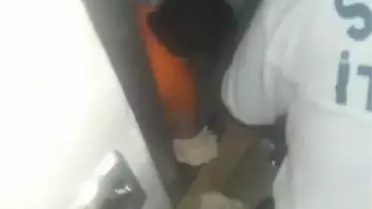 ASANSÖR BOŞLUĞUNA DÜŞEN PARASINI ALMAK İSTERKEN, KOLU SIKIŞTI