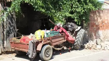 Ödemiş'te kontrolden çıkan traktör bir evin bahçe duvarını yıktı