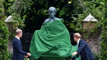 Prens William ve Harry, anneleri Prenses Diana'nın heykelini açacak