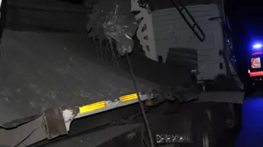 Lastiği patlayan tır kamyona çarptı