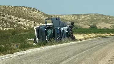 Sungurlu'da tavuk yüklü tır devrildi