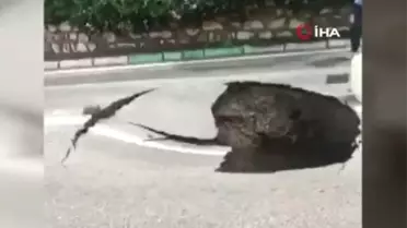 Bursa'da sağanak yağış sonrası yol çöktü