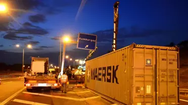 TEM Otoyolunda tır yön levhasına çarptı: 1 ölü