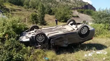 İKİ OTOMOBİL KAFA KAFAYA ÇARPIŞTI; 2 YARALI